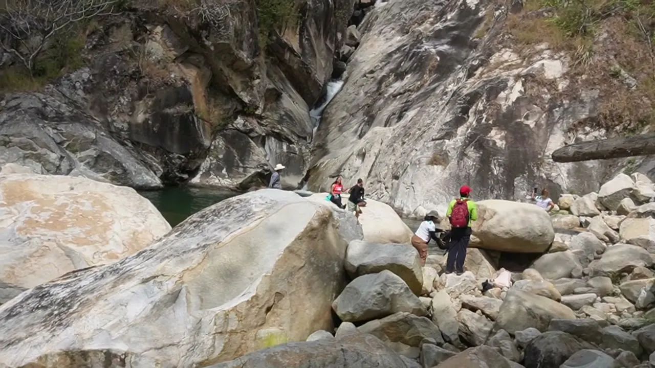 Las pozas de El Chorro entre rocas gigantes al final de la ruta