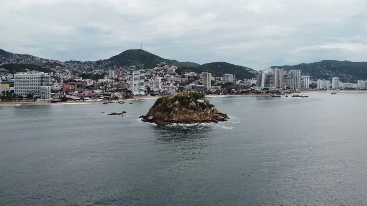 El Morro frente a la ciudad, con los cerros de Acapulco de fondo