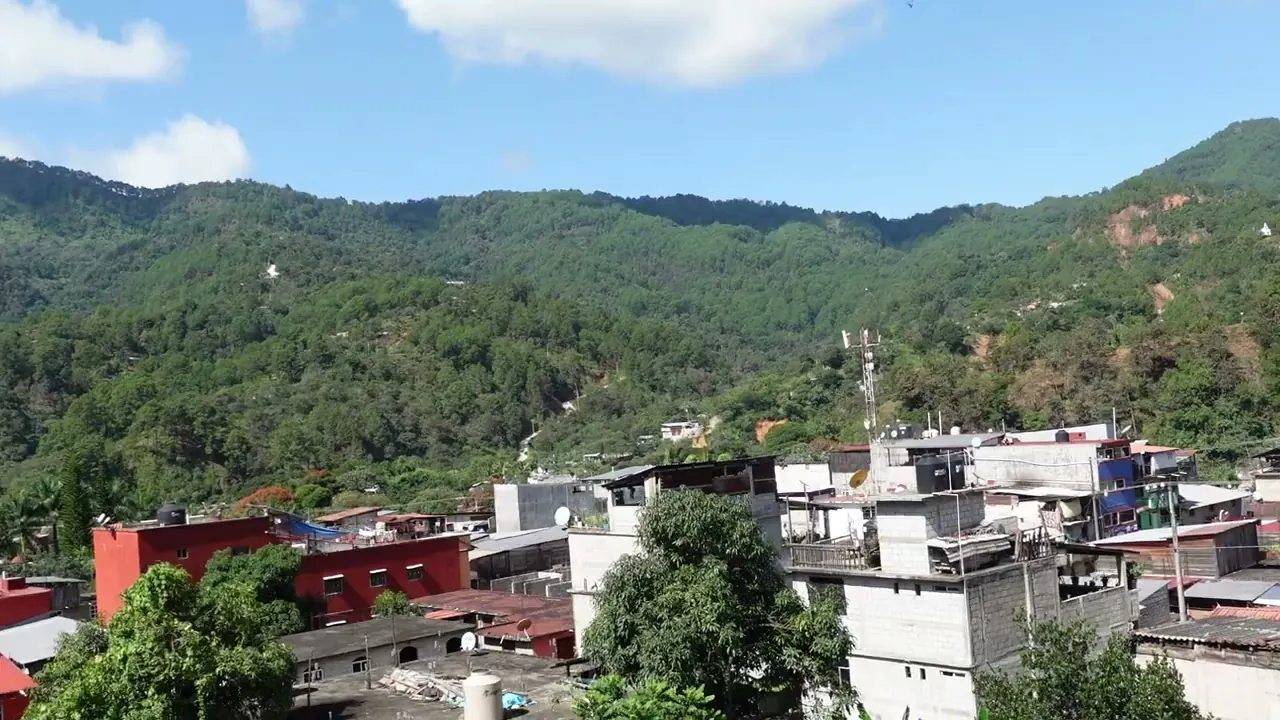 El pueblo de Iliatenco rodeado de montañas