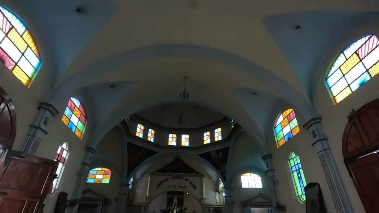 El interior de la iglesia del Sagrado Corazón de Jesús, con sus vitrales