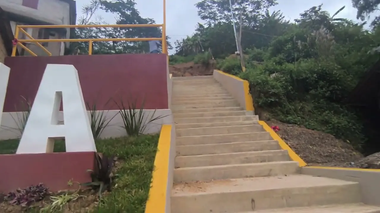 Las escaleras con murales que suben a las letras