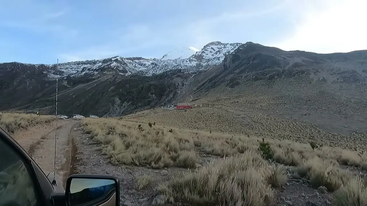 El Pico de Orizaba nevado, visto desde el camino al refugio