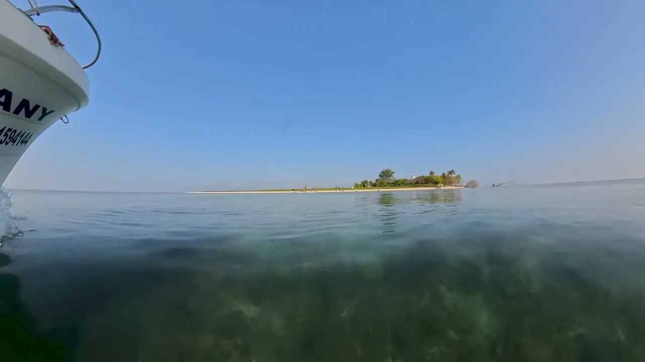 La Isla de Enmedio vista desde la lancha, con el arrecife debajo