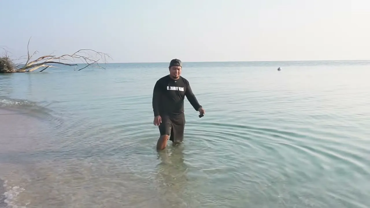Caminando en el agua cristalina de la Isla de Enmedio