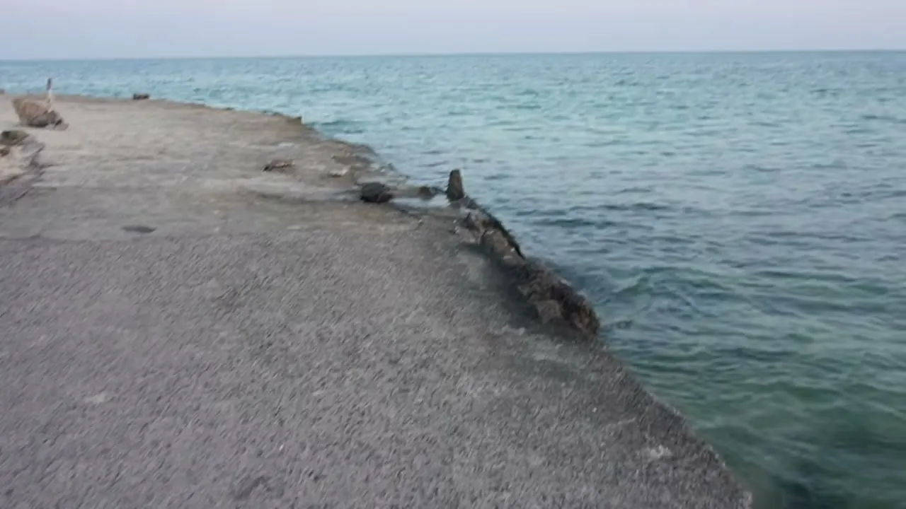 El muelle de la isla y el agua turquesa alrededor