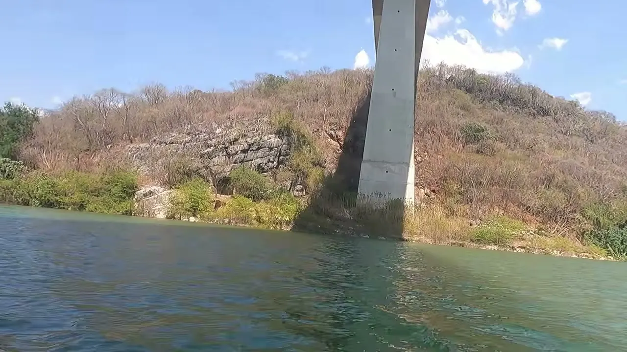 Debajo del puente de la Autopista del Sol