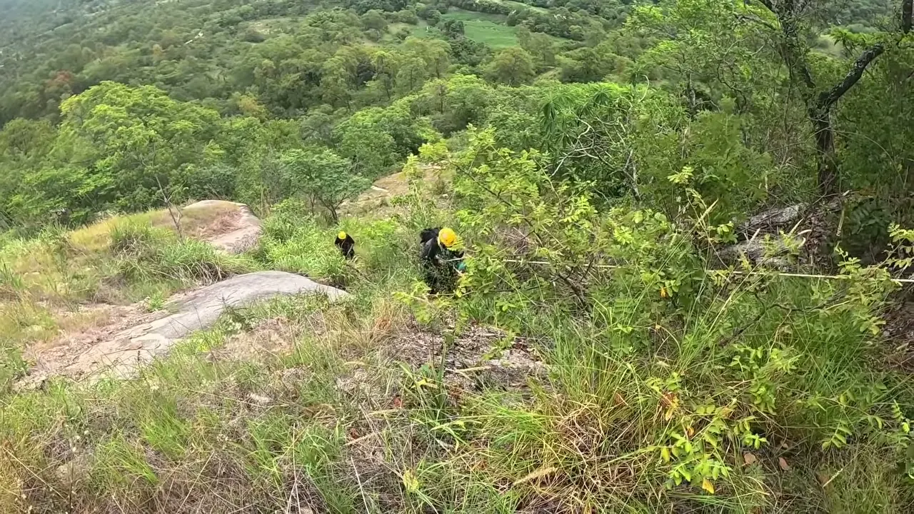 Subiendo por la ladera, con la roca ya a la vista