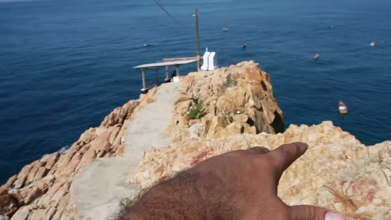 El mirador de El Clarín sobre las rocas, con el mar abierto de fondo
