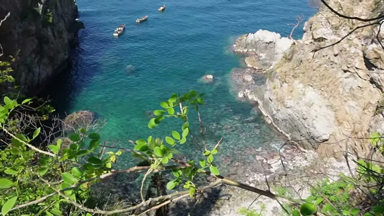 El agua cristalina de la playita de El Clarín vista desde arriba