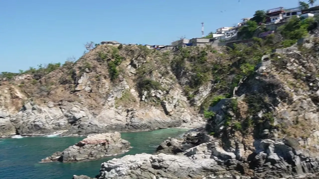 Los acantilados de la zona poniente, con casas en lo alto