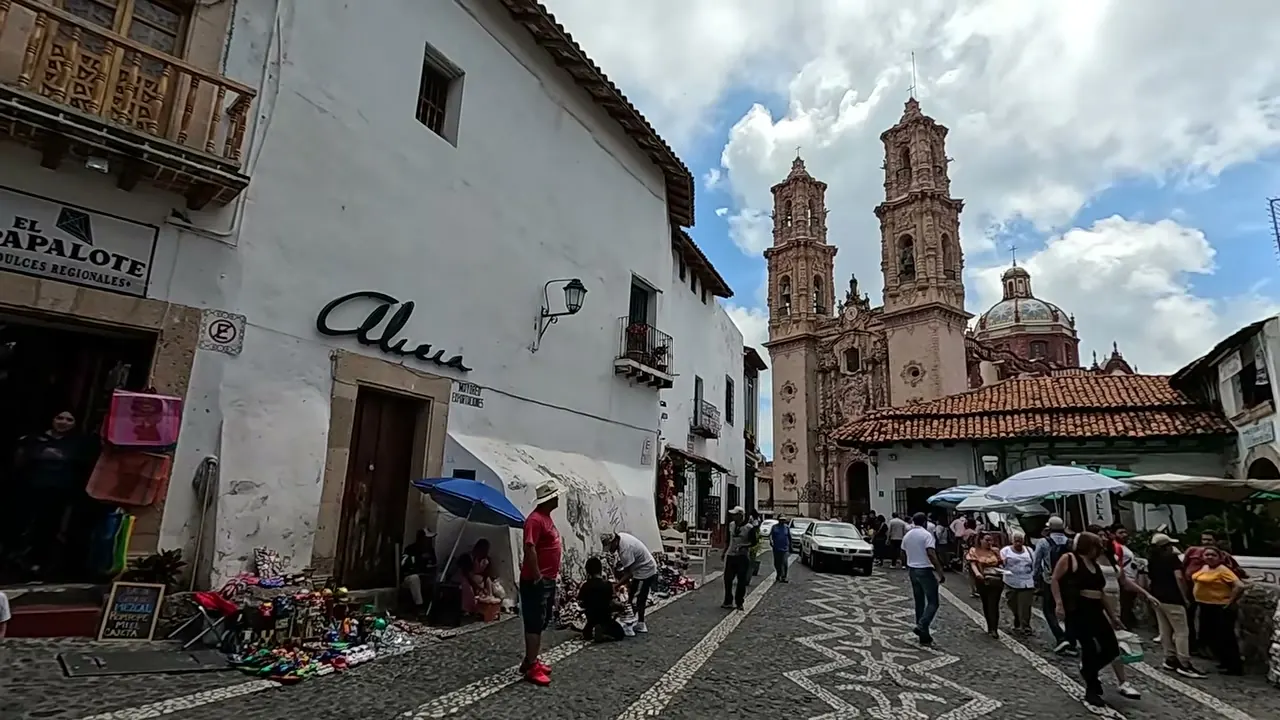 La parroquia de Santa Prisca asomándose al final de la calle