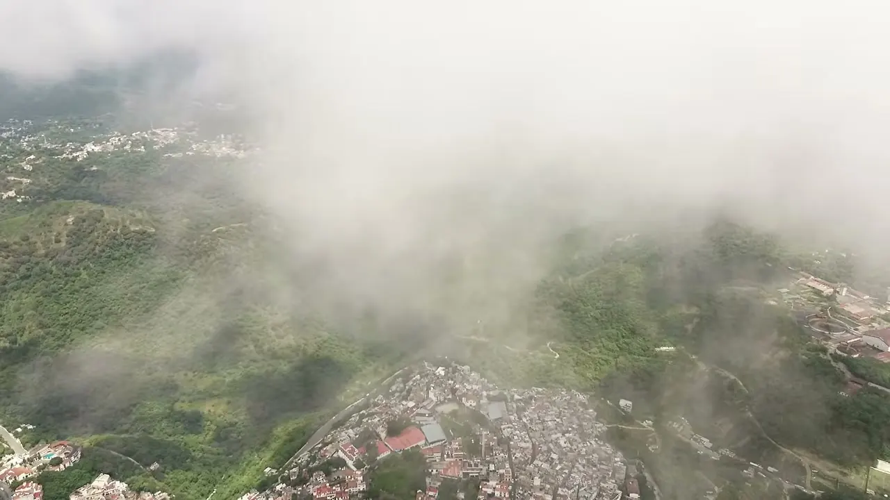 Taxco entre las nubes, visto desde el dron
