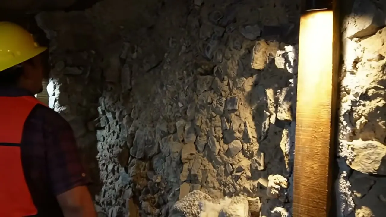 El túnel de la réplica de la mina