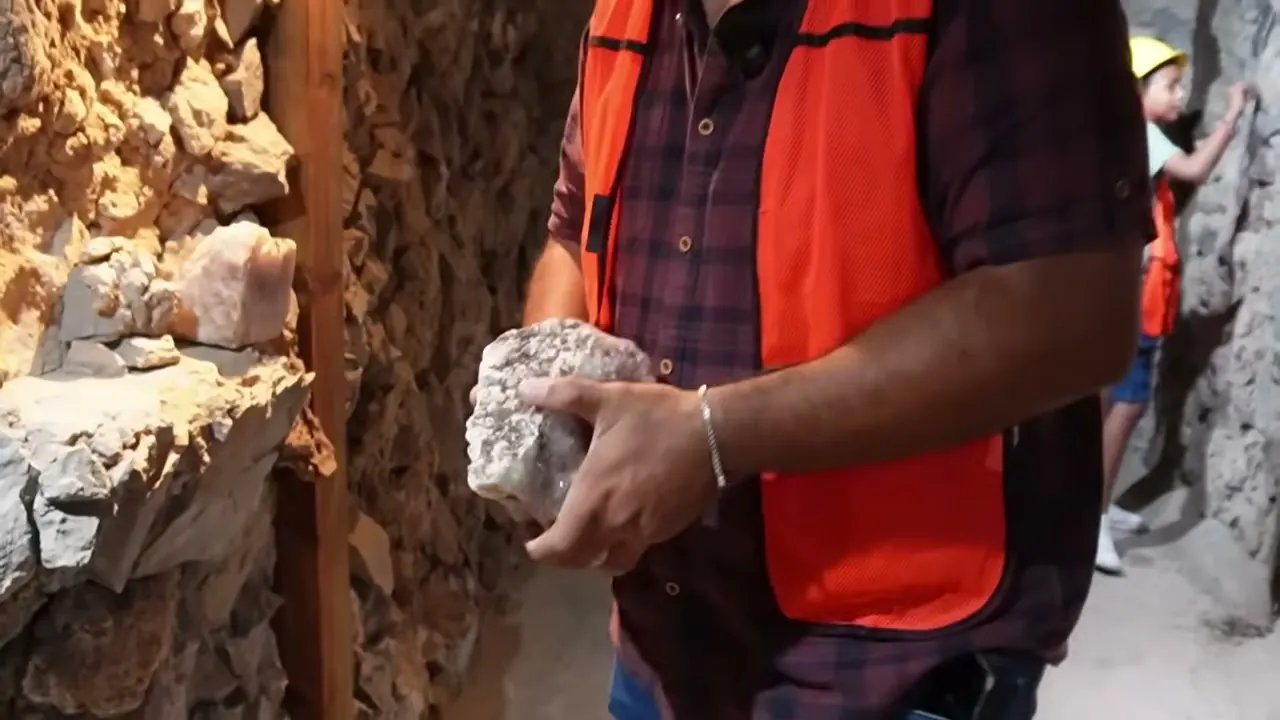 El guía mostrándonos un cuarzo real