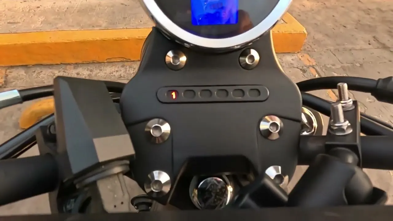 El soporte instalado en el manubrio de mi moto