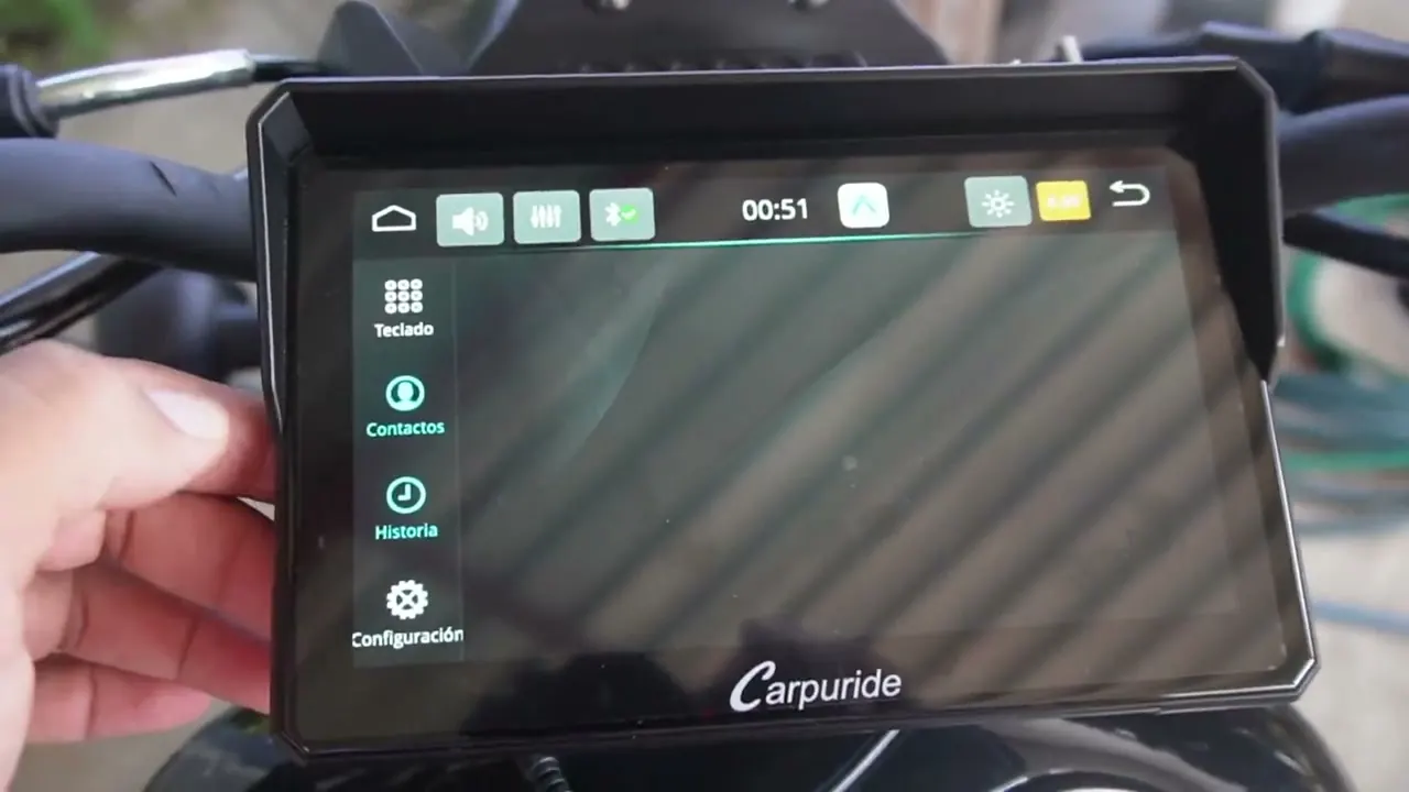 La pantalla montada en la moto, lista para rodar