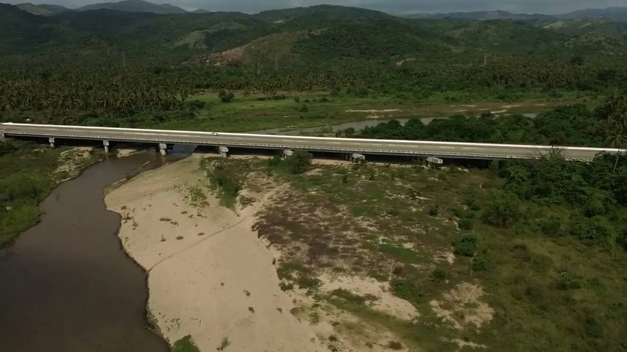 El cauce del río visto desde el dron, junto al puente