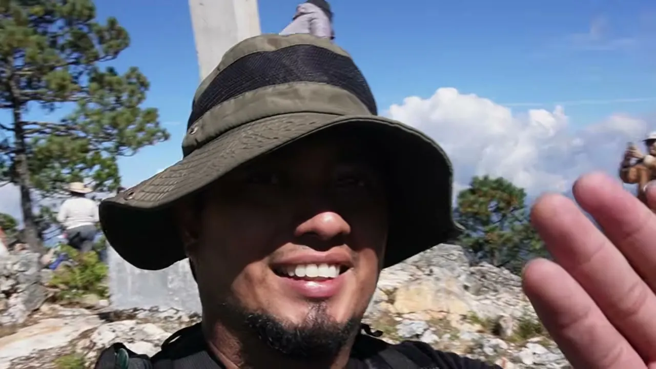 En la cumbre del Teotepec junto a la cruz