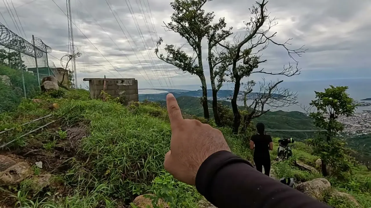 La casa abandonada cerca de la cima, con la ciudad al fondo