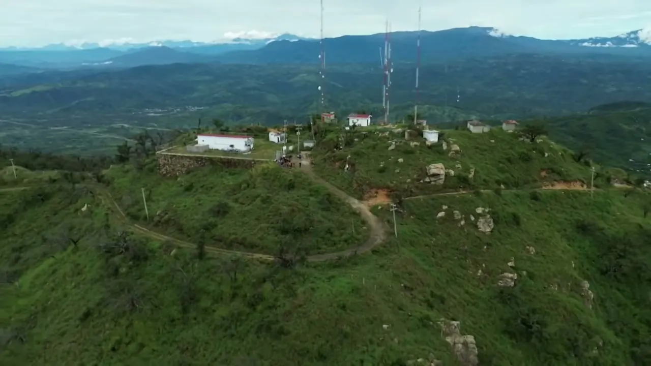 Las antenas repetidoras en la cima, vistas desde el dron