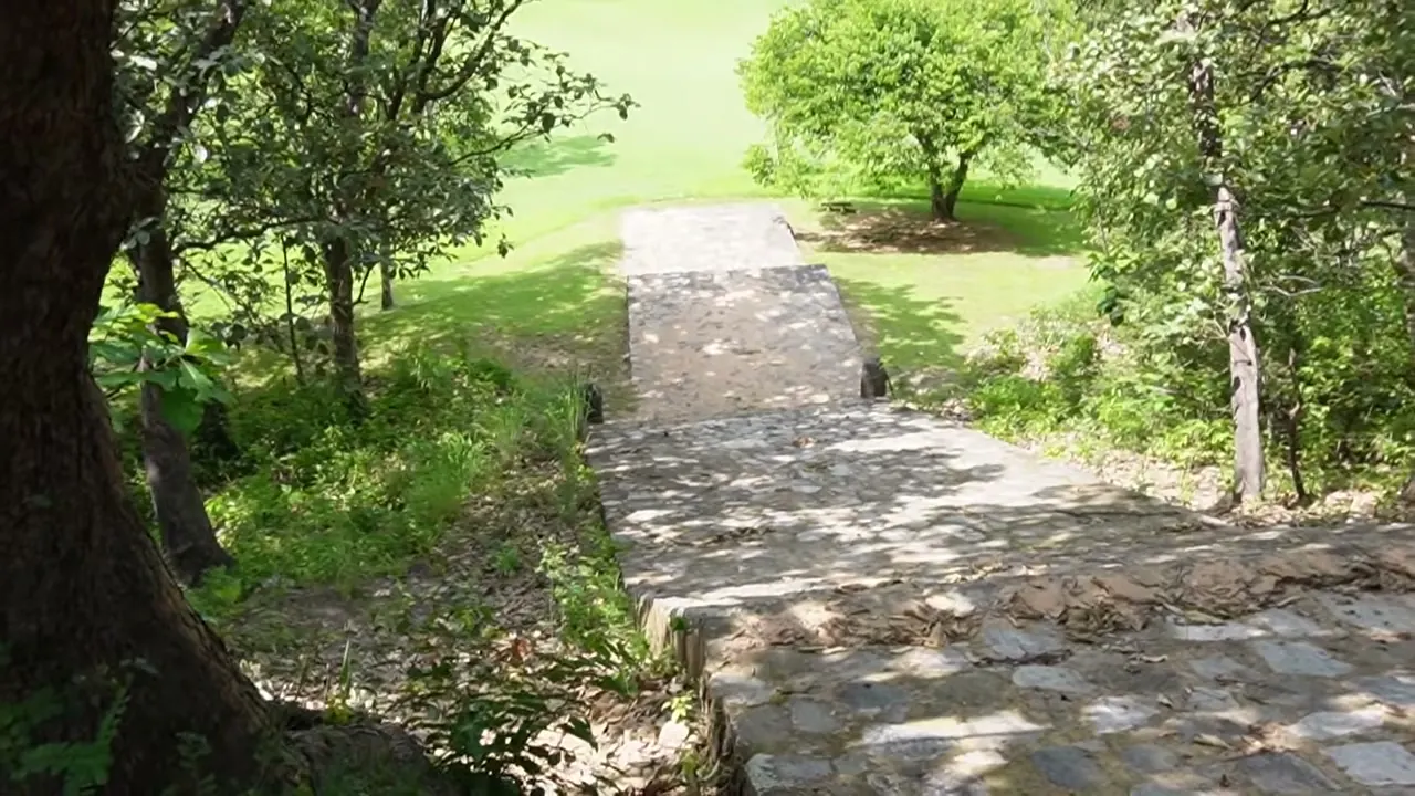 El sendero empedrado hacia la parte alta del sitio